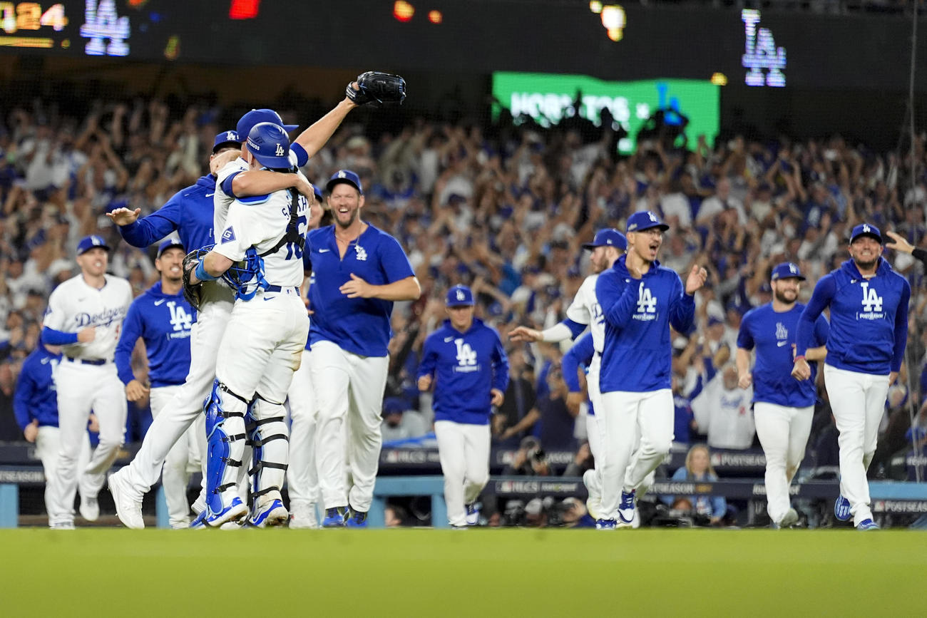 ドジャース対メッツ　リーグ優勝を決め喜ぶドジャースの選手たち（AP）
