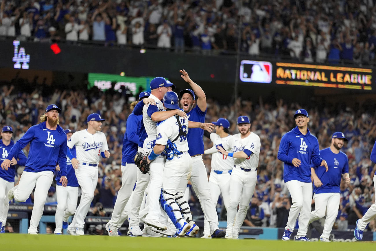 ドジャース対メッツ　リーグ優勝を決め喜ぶドジャースの選手たち（AP）