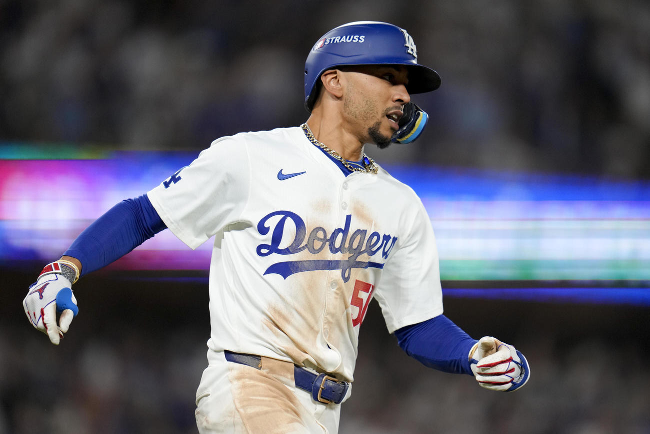 ドジャース対メッツ　8回、適時二塁打を放ち喜ぶドジャース・ベッツ（AP）