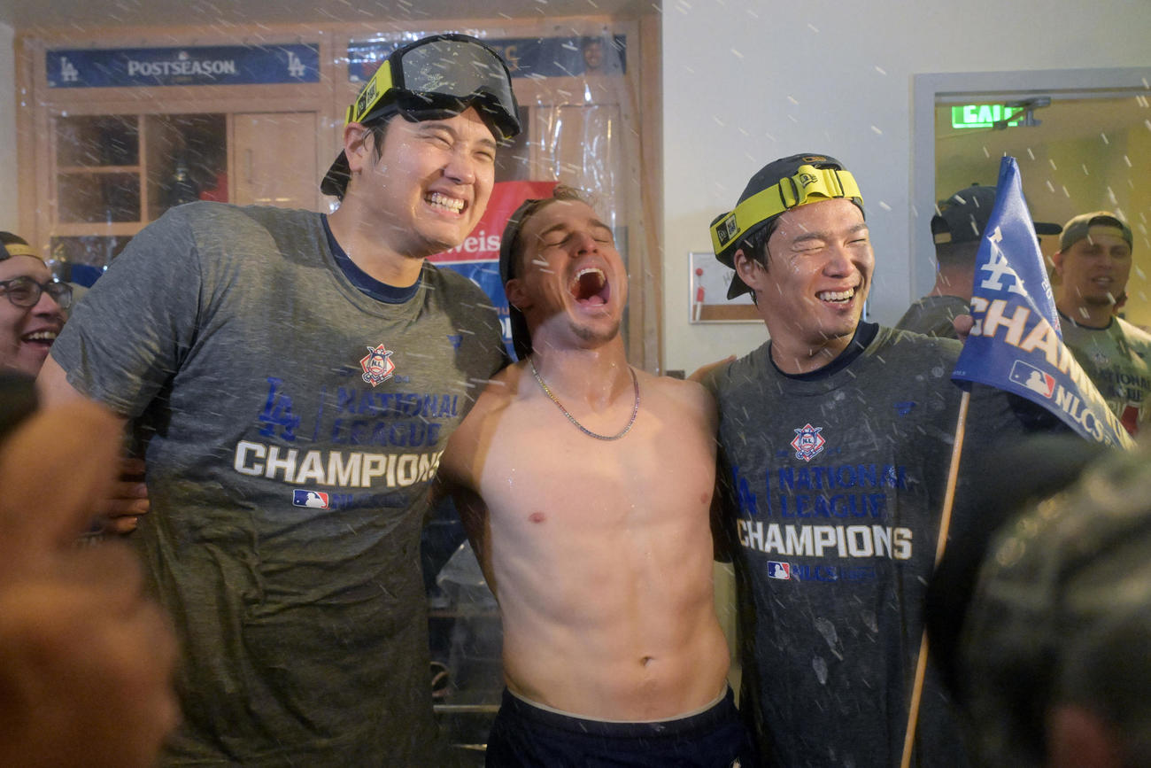 ワールドシリーズ進出を決め、祝勝会で盛り上がる左からドジャース大谷、Eヘルナンデス、山本（ロイター）