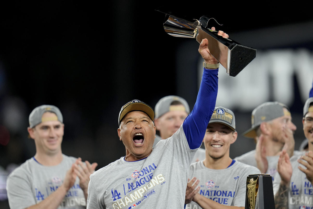 リーグ優勝を決めトロフィーを掲げるドジャースのロバート監督（AP）
