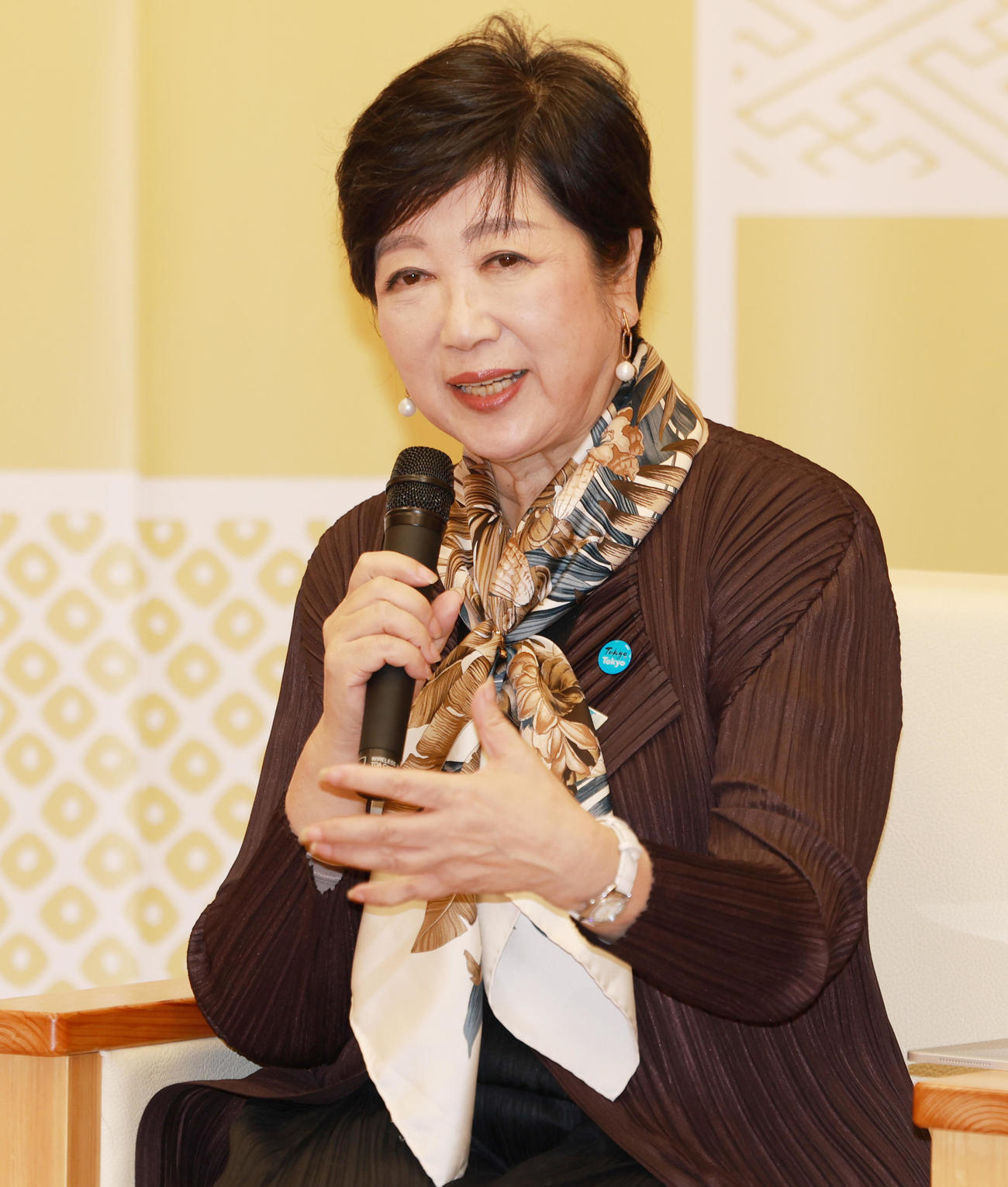 「ミセスユニバース」世界大会出場者の表敬訪問を受けた小池都知事（撮影・野上伸悟）