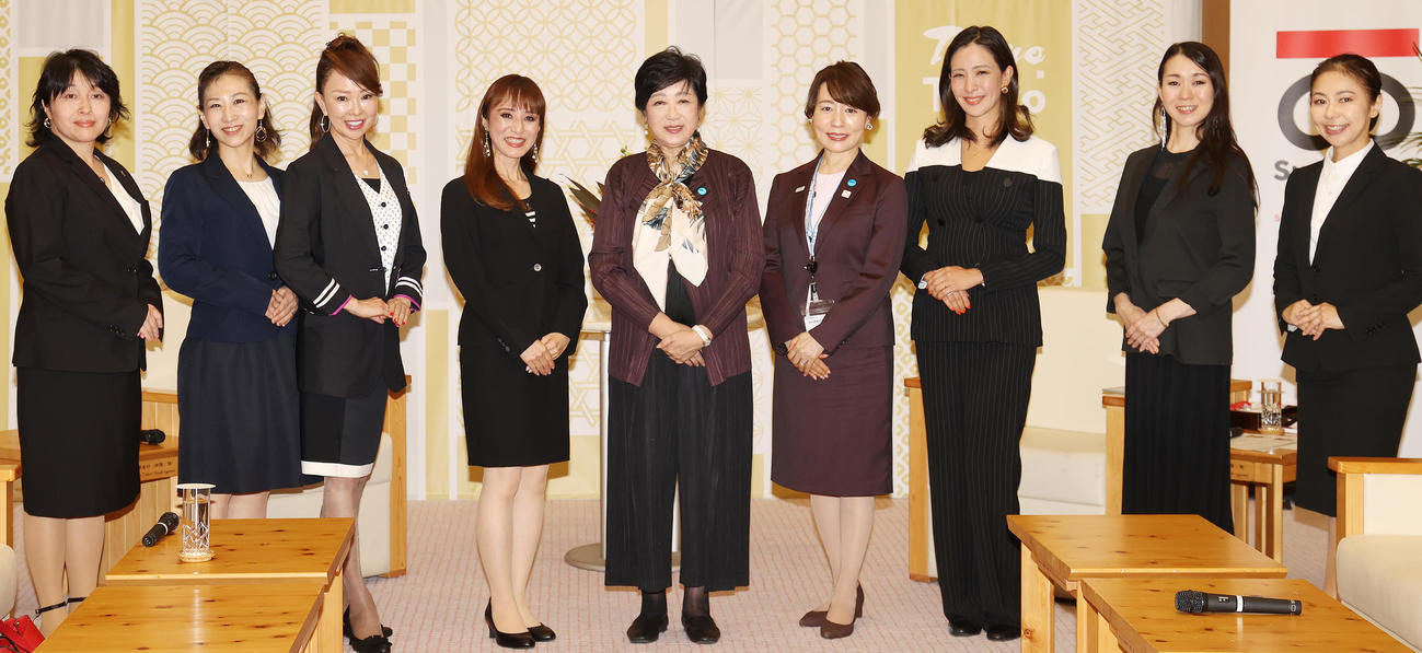 「ミセスユニバース」世界大会出場者の表敬訪問を受けた小池都知事（中央）。左から鈴木有美さん、公文暁子さん、岡田麻里さん、吉野麻衣子さん、1人おいて松本副知事、大島一恵さん、大出友美さん、清水正美さん（撮影・野上伸悟）