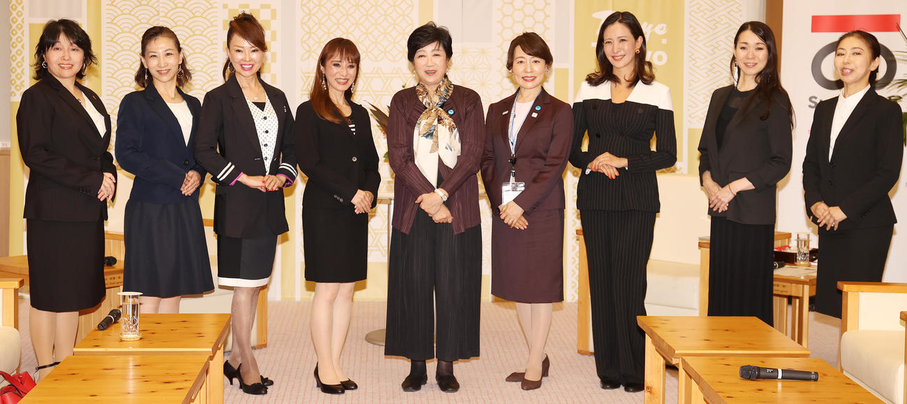 「ミセスユニバース」世界大会出場者の表敬訪問を受けた小池都知事（中央）。左から鈴木有美さん、公文暁子さん、岡田麻里さん、吉野麻衣子さん、1人おいて松本副知事、大島一恵さん、大出友美さん、清水正美さん（撮影・野上伸悟）