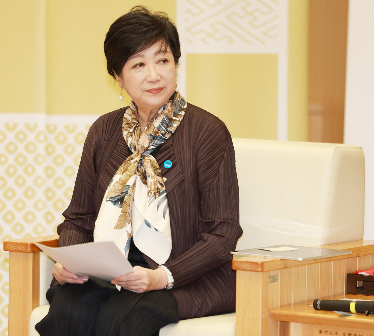 「ミセスユニバース」世界大会出場者の表敬訪問を受けた小池都知事（撮影・野上伸悟）