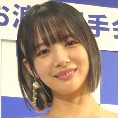 岡田紗佳、セーラー服姿の変顔に反響「かわいいだけやないかい ！ 」「学校のマドンナだ」