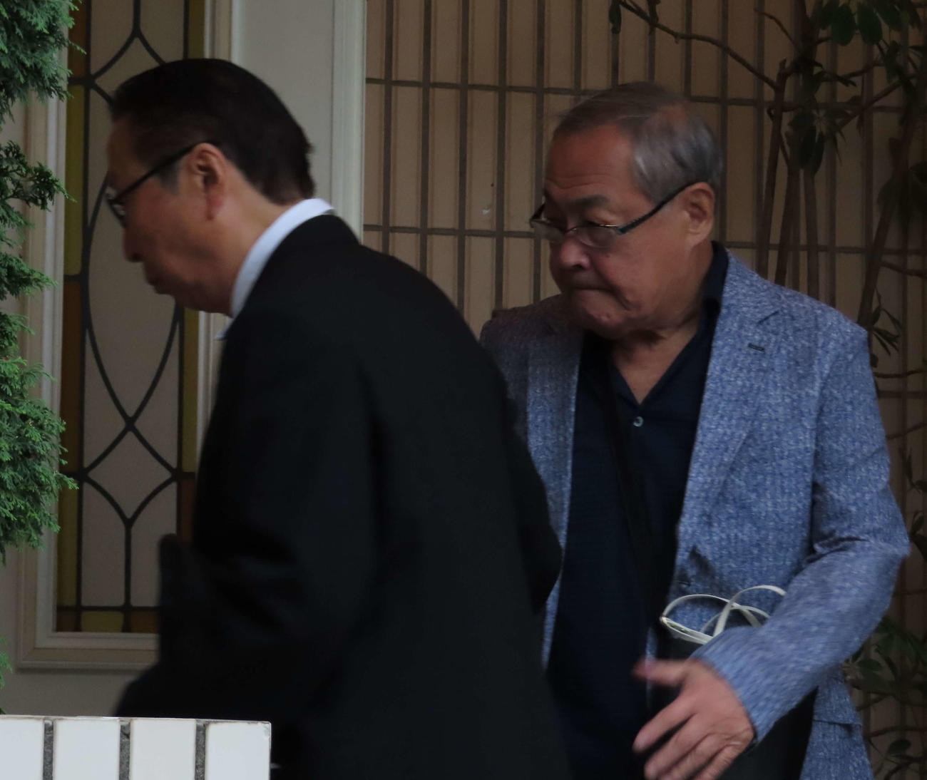 西田敏行さんの弔問に訪れた小野武彦（左）と石倉三郎