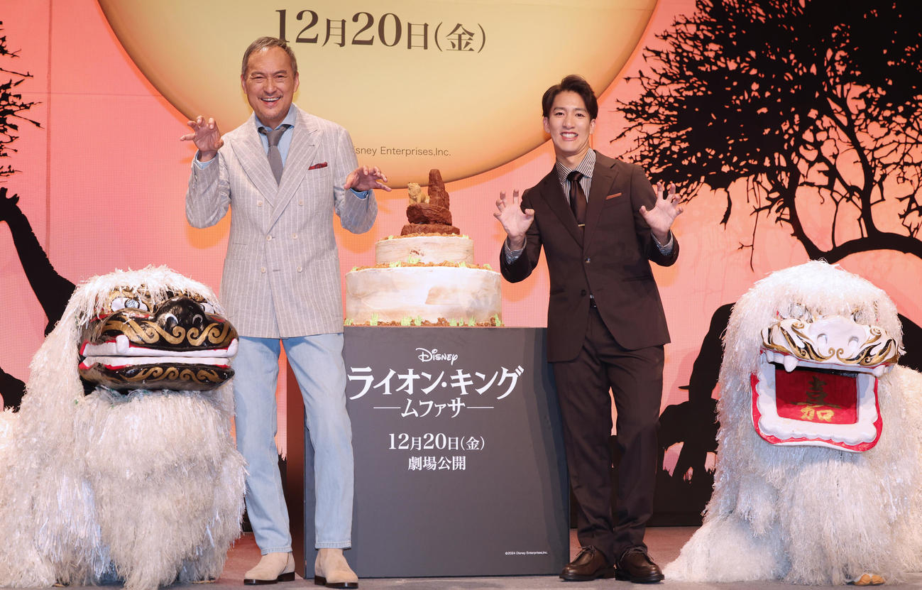 映画「ライオン・キング：ムファサ」のイベントに登場し、獅子舞とともにライオンポーズをとる渡辺謙（左）と尾上右近。渡辺謙の65歳の誕生日にケーキが贈られた（撮影・野上伸悟）