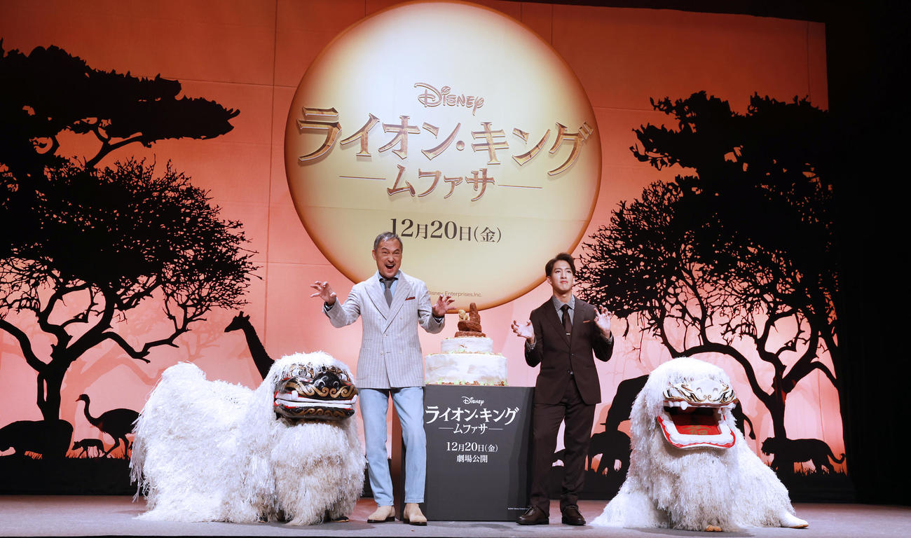 映画「ライオン・キング：ムファサ」のイベントに登場し、獅子舞とともにライオンポーズをとる渡辺謙（左）と尾上右近。渡辺謙の65歳の誕生日にケーキが贈られた（撮影・野上伸悟）