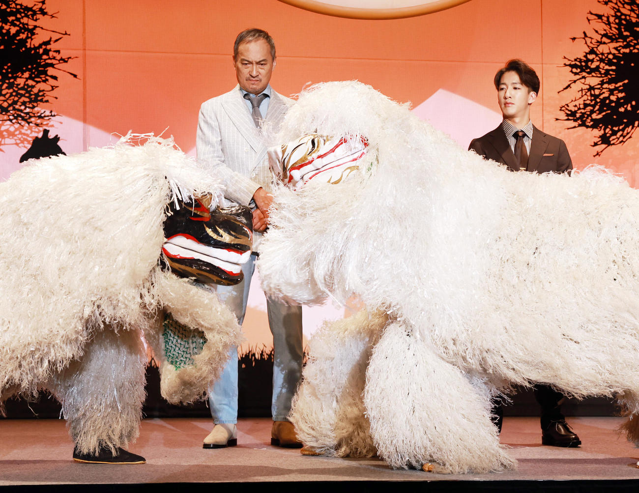 映画「ライオン・キング：ムファサ」のイベントに登場し、獅子舞の演舞を見つめる渡辺謙（左）と尾上右近（撮影・野上伸悟）