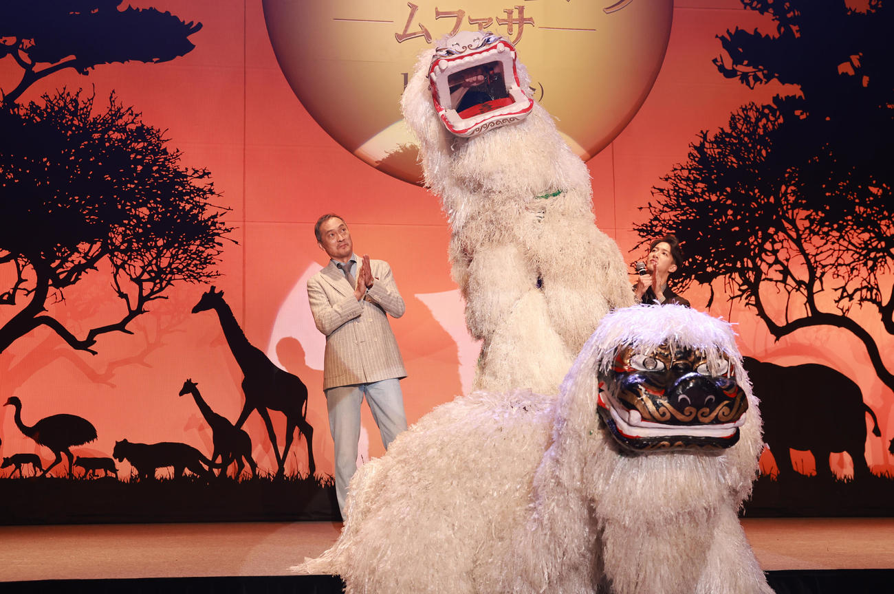 映画「ライオン・キング：ムファサ」のイベントに登場し、獅子舞の演舞を見つめる渡辺謙（左）と尾上右近（撮影・野上伸悟）