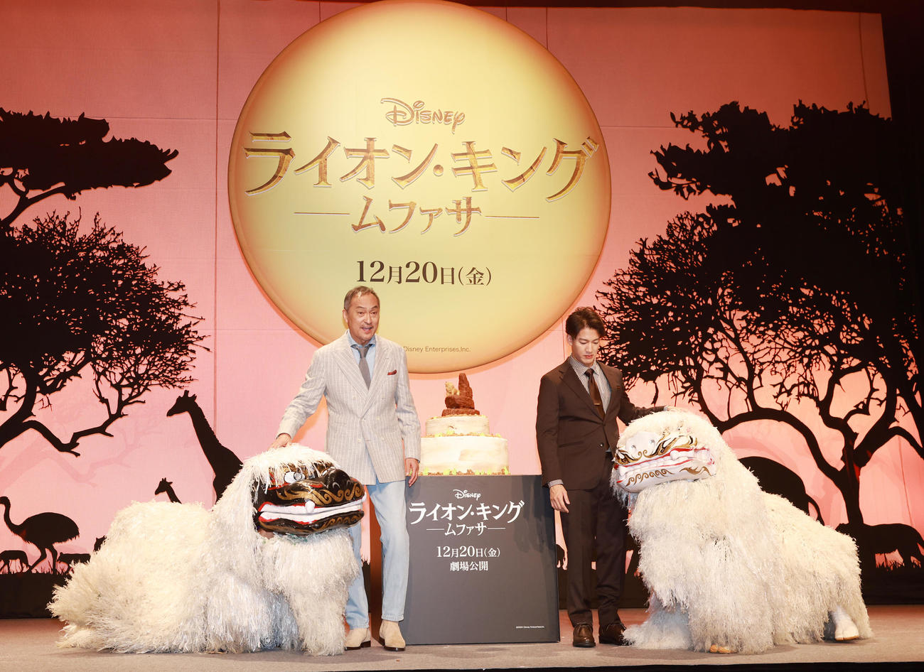 映画「ライオン・キング：ムファサ」のイベントに登場し獅子舞に触る渡辺謙（左）と尾上右近。渡辺謙の65歳の誕生日にケーキが贈られた（撮影・野上伸悟）