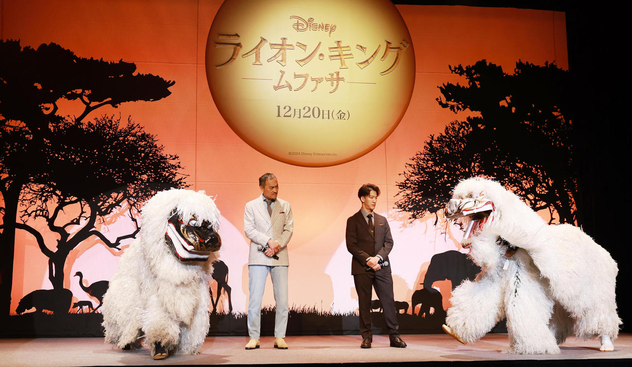 映画「ライオン・キング：ムファサ」のイベントに登場し、獅子舞の演舞を見つめる渡辺謙（左）と尾上右近（撮影・野上伸悟）