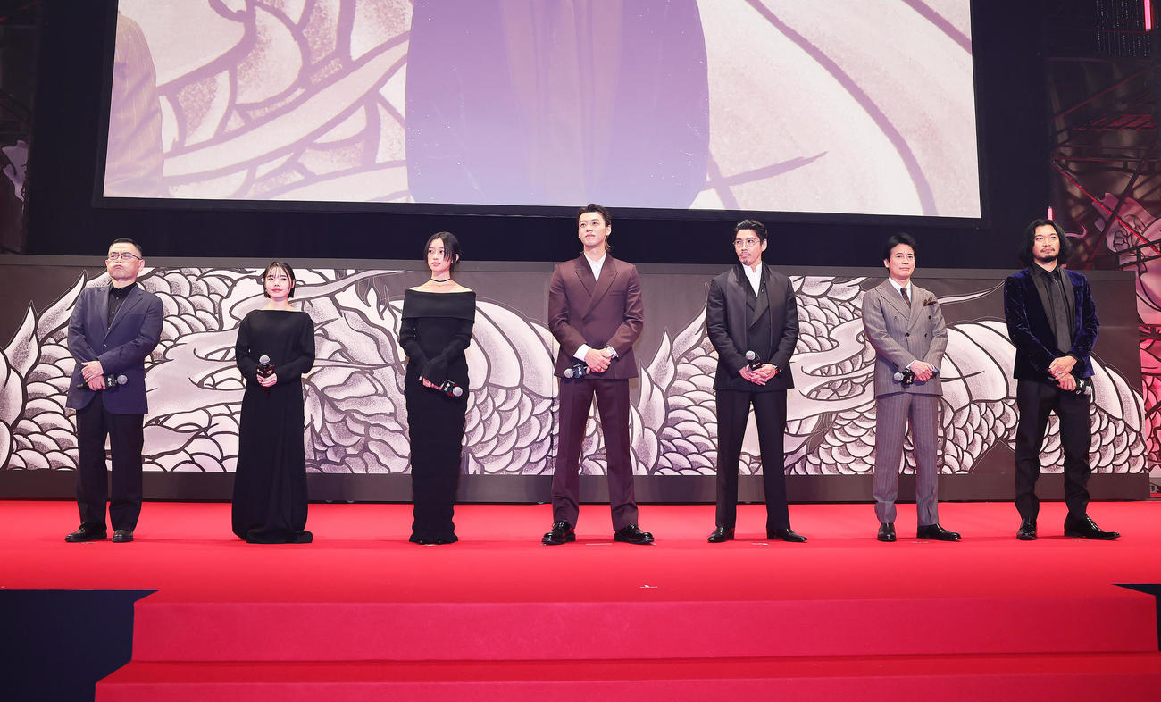 ワールドプレミアに登場した、左から武正晴監督、中山ひなの、河合優実、竹内涼真、賀来賢人、唐沢寿明、青木崇高（撮影・足立雅史）