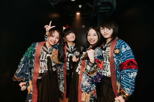 新しい学校のリーダーズが世界ツアー完走「革命は続いていく」11月から最大規模の日本ツアー