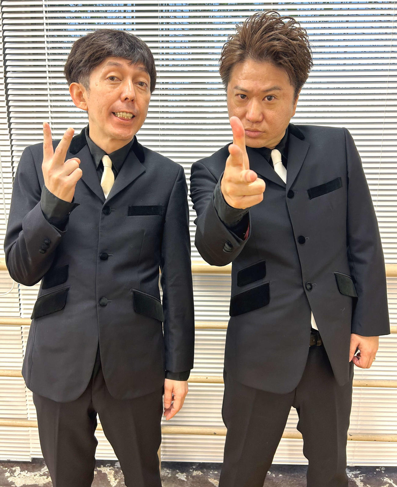 恒例の人気単独ライブ「百式2024」を前に取材に応じた2丁拳銃（撮影・松尾幸之介）