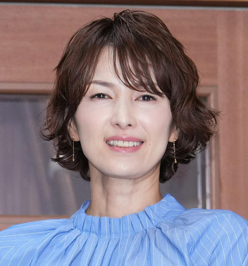 吉瀬美智子「50歳前に抗ってます」膝上丈のショーパン姿披露「たまらん」「どんどん出して！」