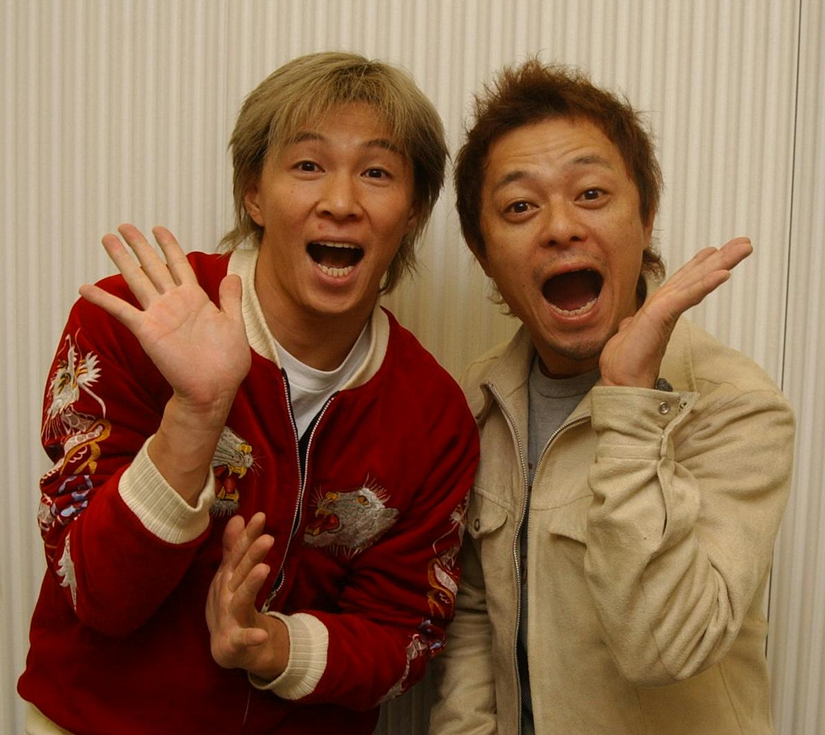 水玉れっぷう隊アキ（左）とケン（2004年撮影）