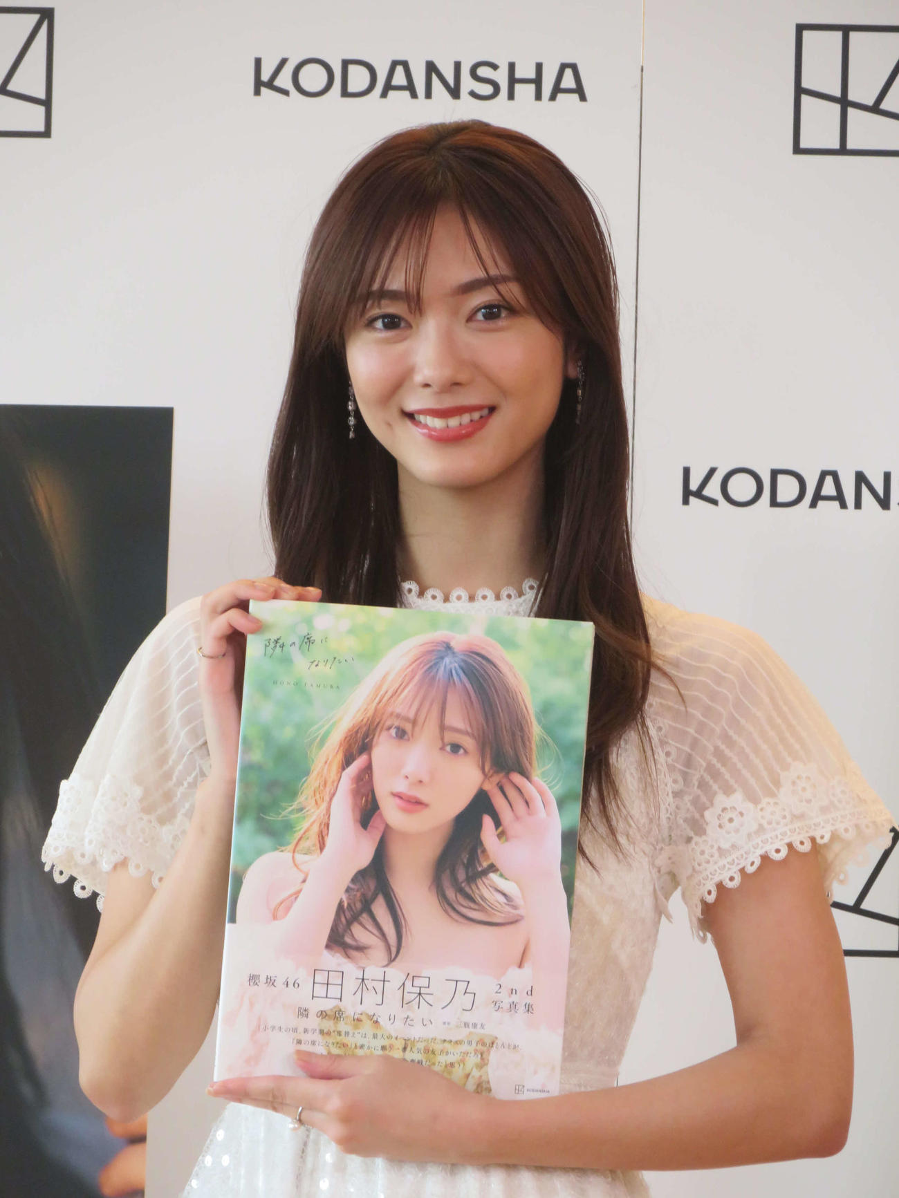 2nd写真集「隣の席になりたい」発売記念会見に出席した田村保乃