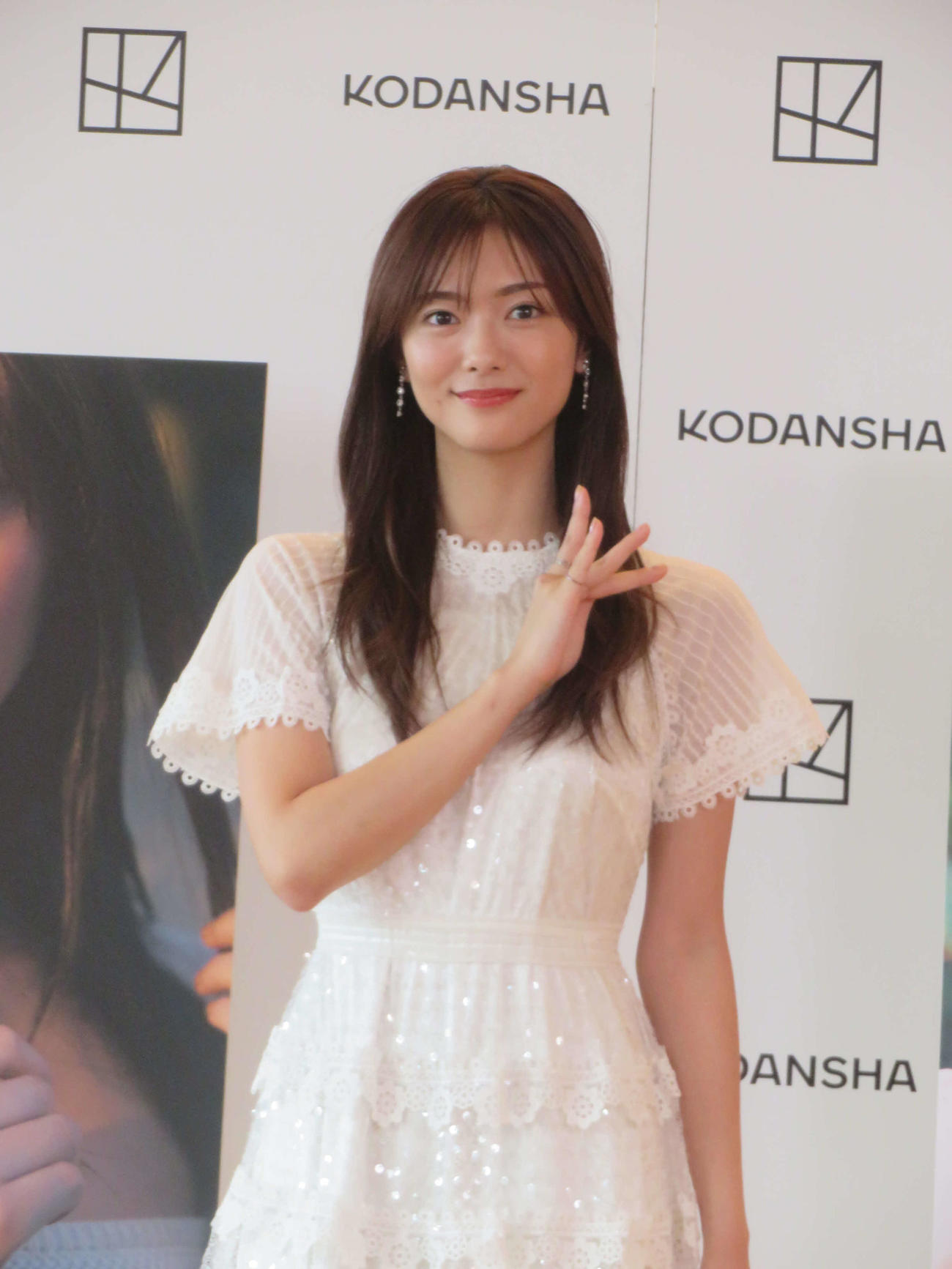 2nd写真集「隣の席になりたい」発売記念会見で櫻坂ポーズを披露する田村保乃