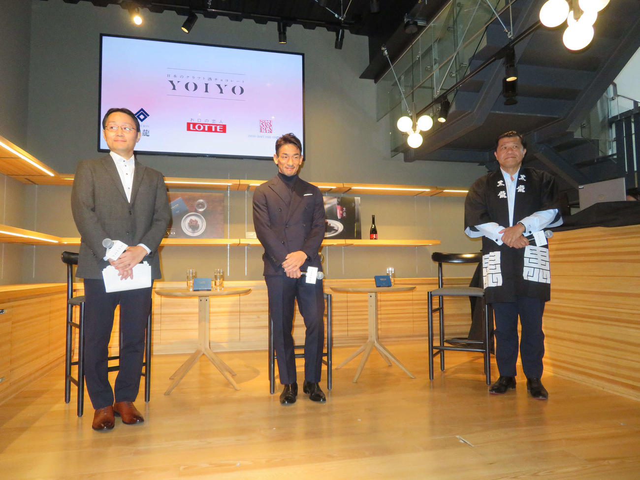 ロッテ「YOIYO　酒ガナッシュ＜黒龍酒造＞貴醸酒」記者発表会に出席した、左からロッテの田所啓次氏、中田英寿氏、黒龍酒造の水野直人氏（撮影・村上幸将）
