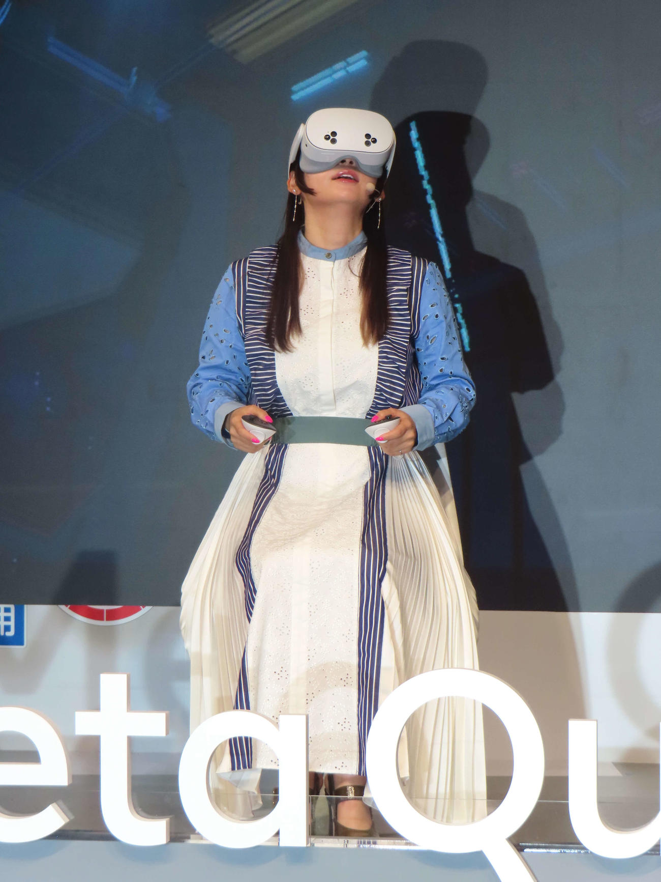 「渋谷スキランブルフェス」でゲームを体験する中川翔子