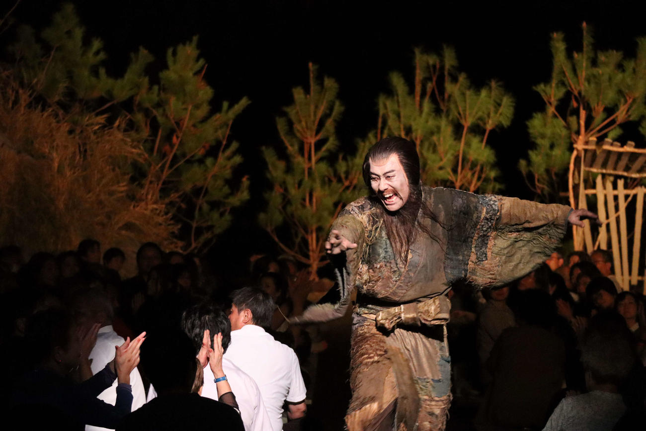 浜に走り出て船を見送る俊寛を演じる中村勘九郎