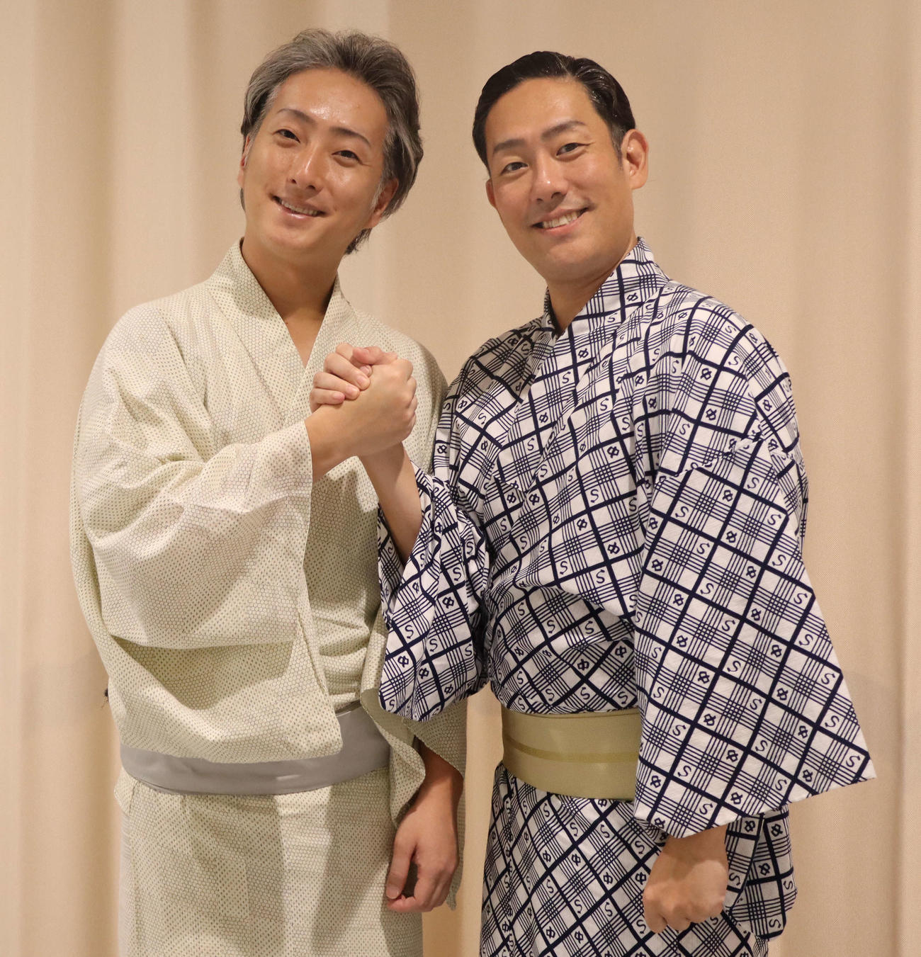 硫黄島での「俊寛」公演に向け、鹿児島市で稽古を行った中村七之助（左）、中村勘九郎