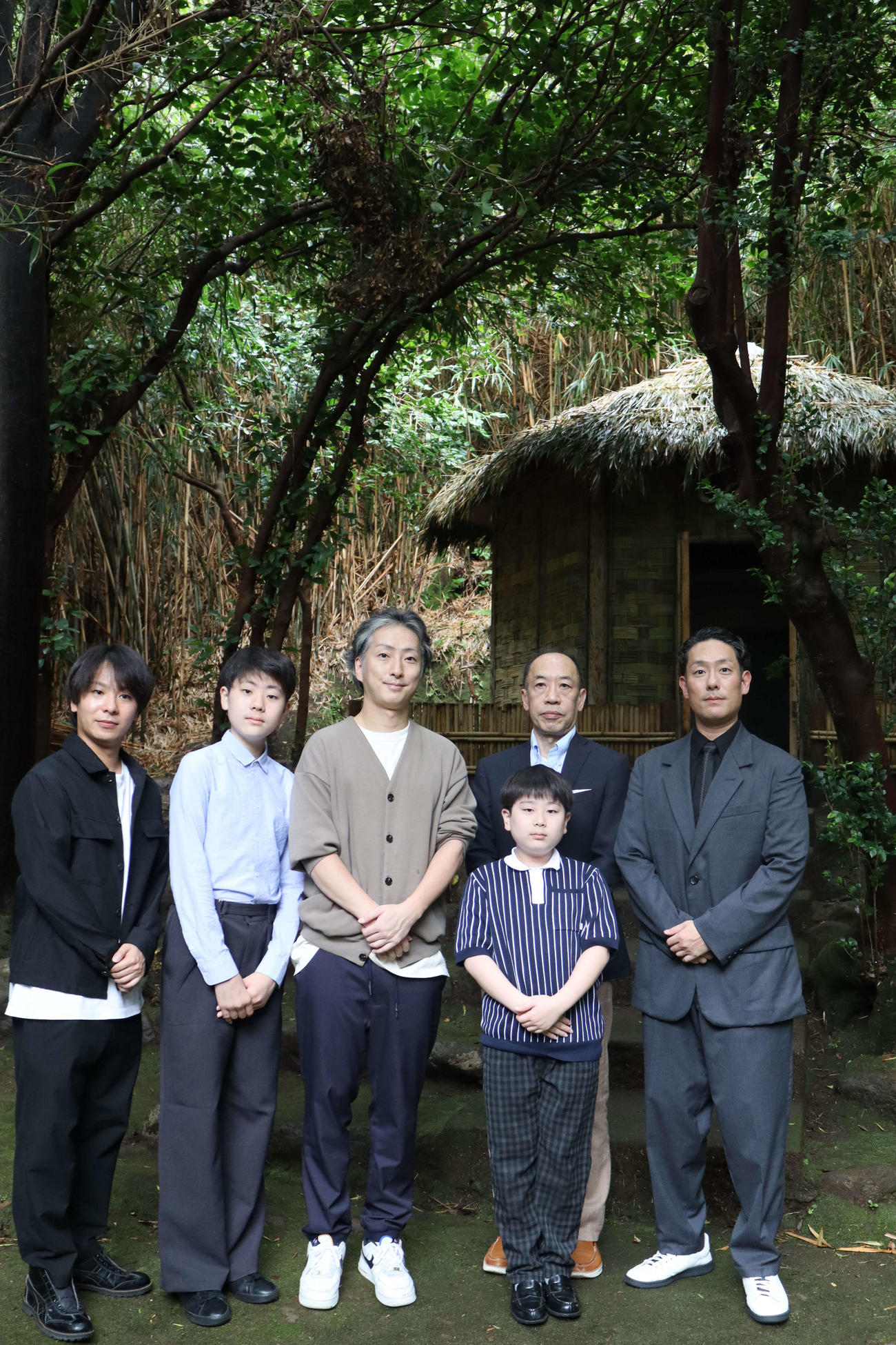 硫黄島での「俊寛」上演を前に、俊寛の居住地跡に建てられた俊寛堂を訪問する、左から中村鶴松、中村勘太郎、中村七之助、片岡亀蔵、中村勘九郎。手前は中村長三郎