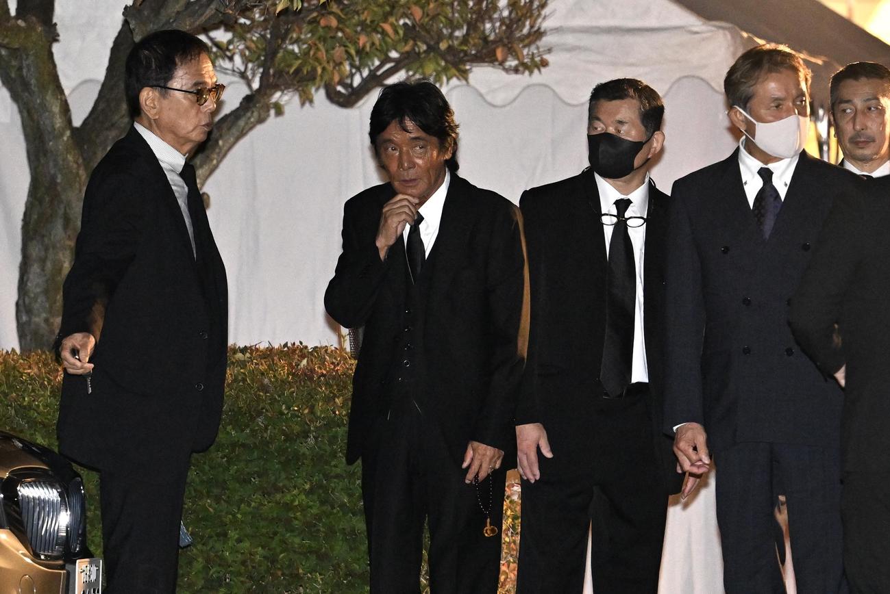 弔問に訪れた、左から柴俊夫、松崎しげる、1人置いて田中健（撮影・滝沢徹郎）