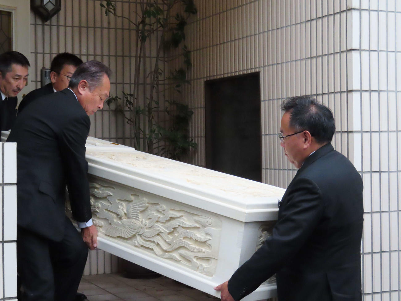 都内の自宅から運び出される西田敏行さんの棺