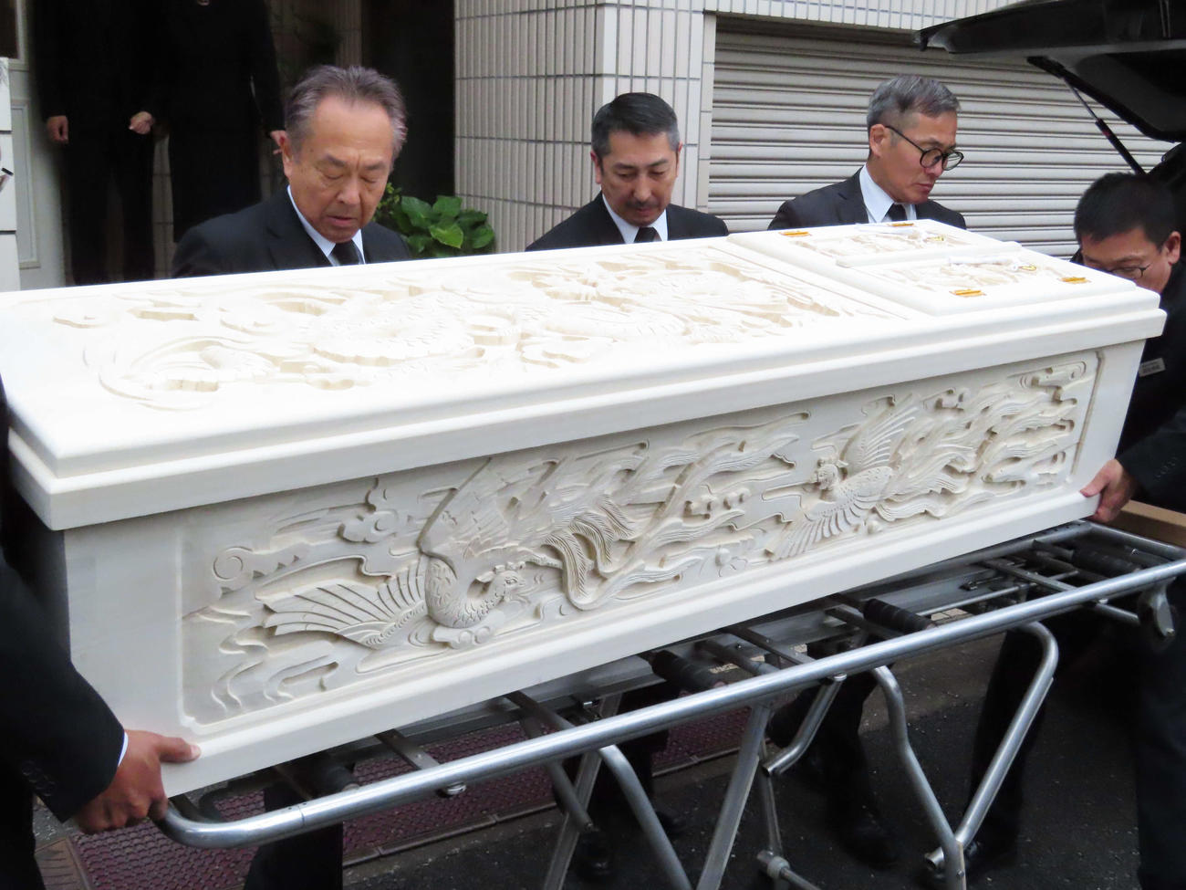 都内の自宅から運び出される西田敏行さんの棺