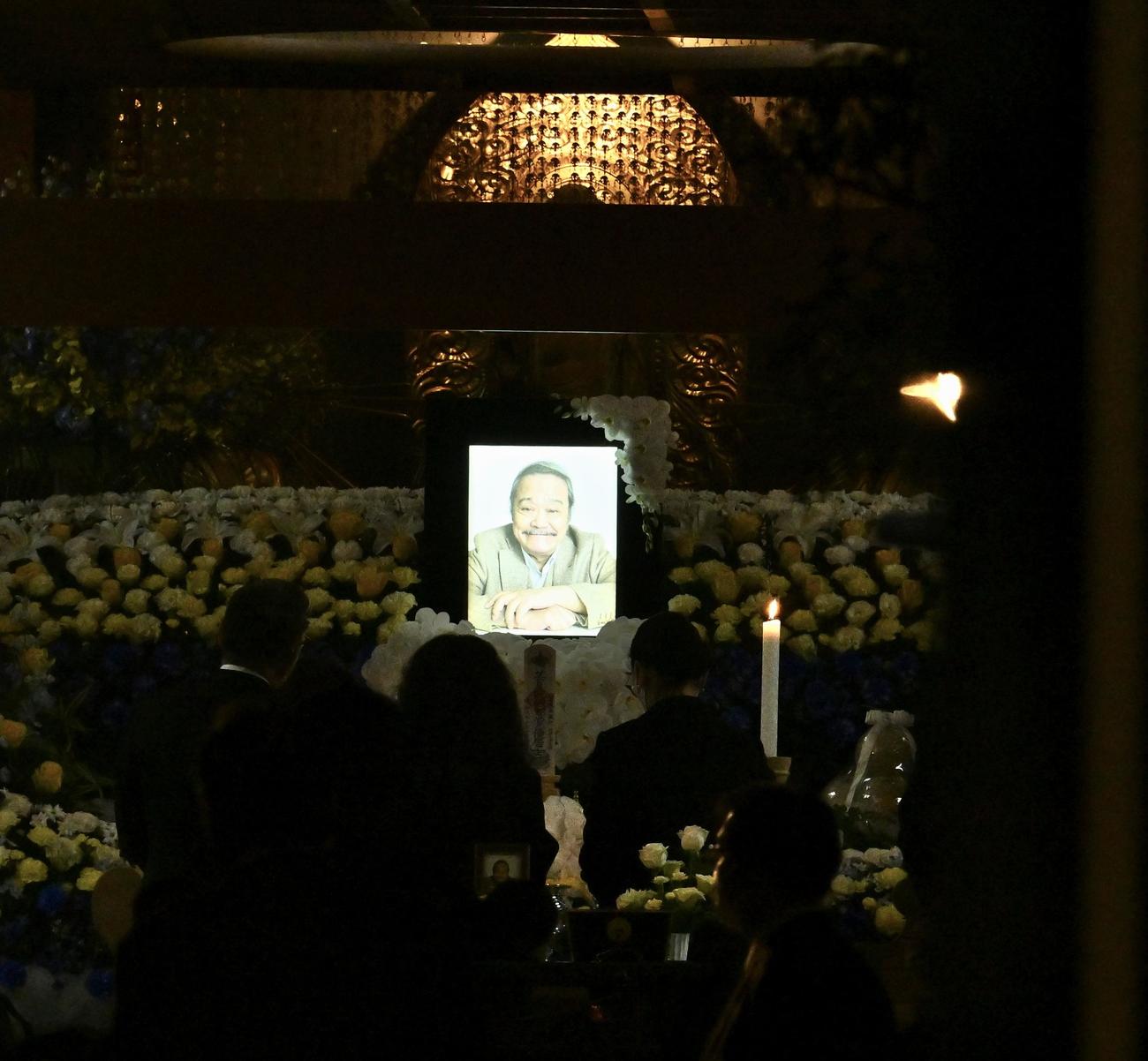 西田敏行さん通夜 戒名「芸月院敏那覚優居士」遺影は笑顔 「五人会