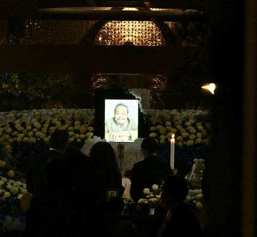 西田敏行さん通夜　戒名「芸月院敏那覚優居士」遺影は笑顔　「五人会」松崎しげる、柴俊夫ら参列　
