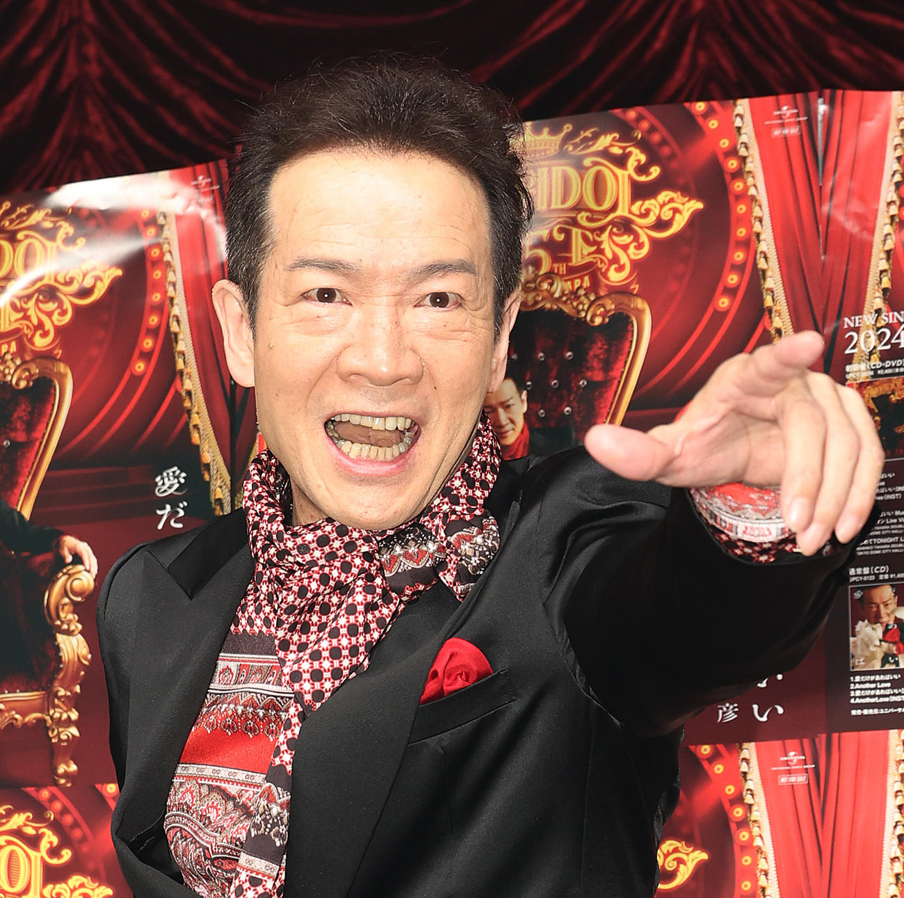 「愛だけがあればいい」リリースパーティーの会見でさまざまなパフォーマンスを披露する田原俊彦（2024年6月撮影）