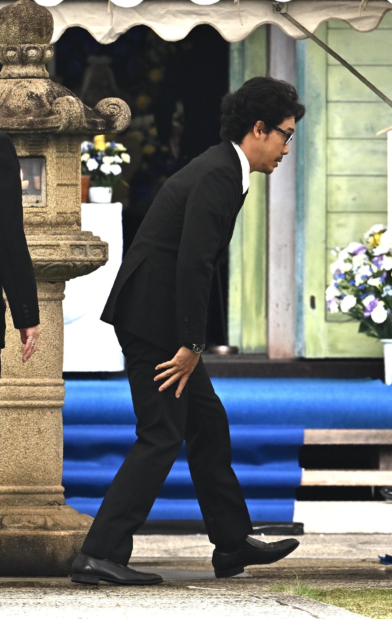 弔問に訪れた大泉洋（撮影・滝沢徹郎）