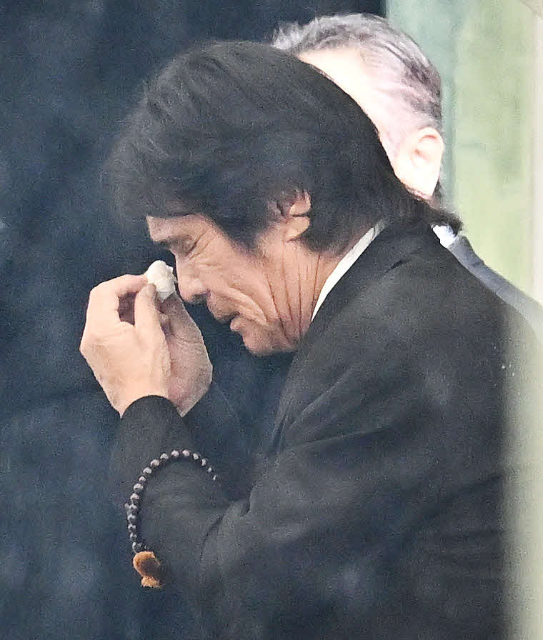 涙を流す松崎しげる（撮影・滝沢徹郎）