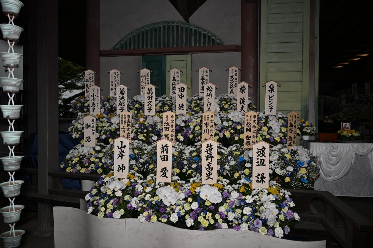 西田敏行さんの告別式で飾られた献花（撮影・滝沢徹郎）