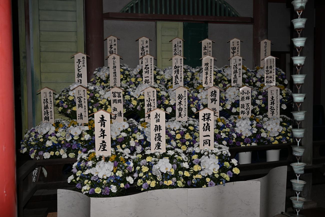 西田敏行さんの告別式で飾られた献花（撮影・滝沢徹郎）
