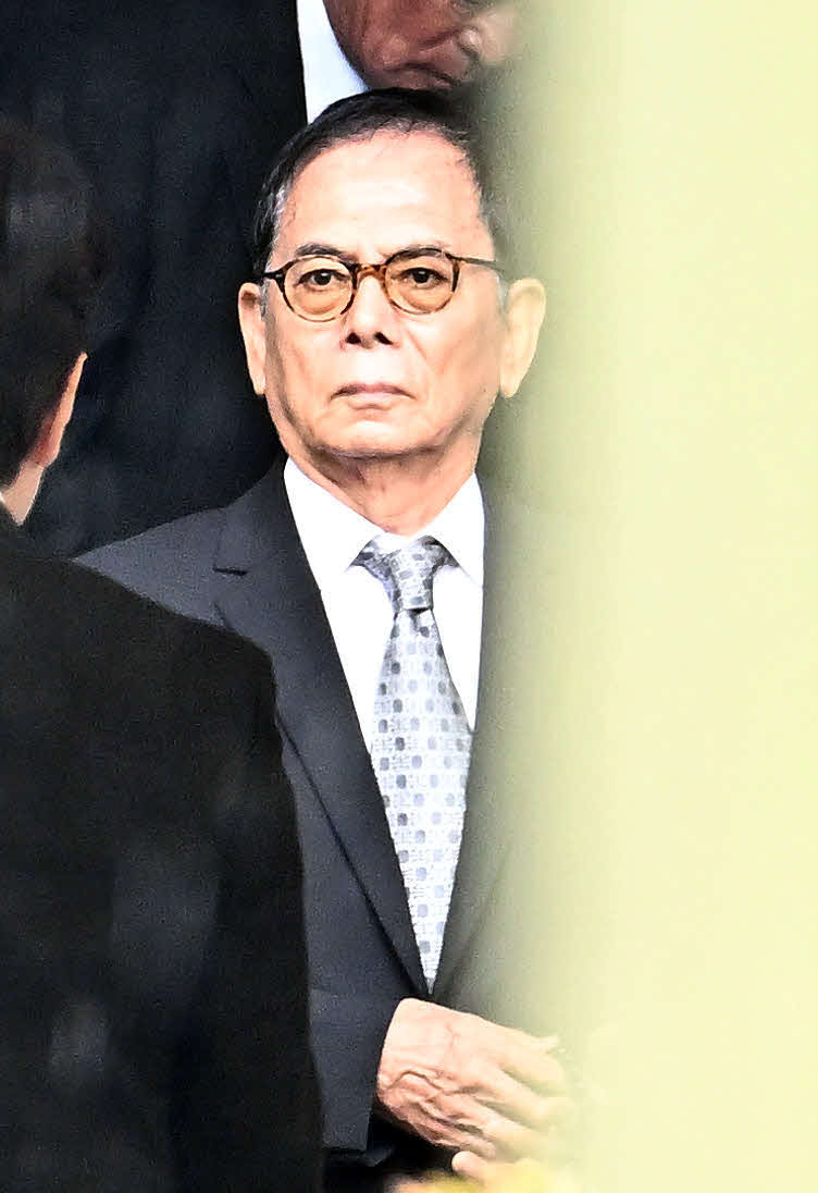 弔問に訪れた柴俊夫（撮影・滝沢徹郎）
