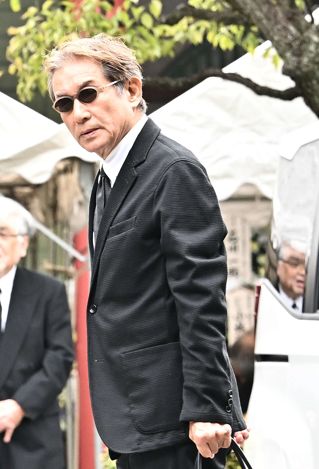 弔問に訪れた田中健（撮影・滝沢徹郎）