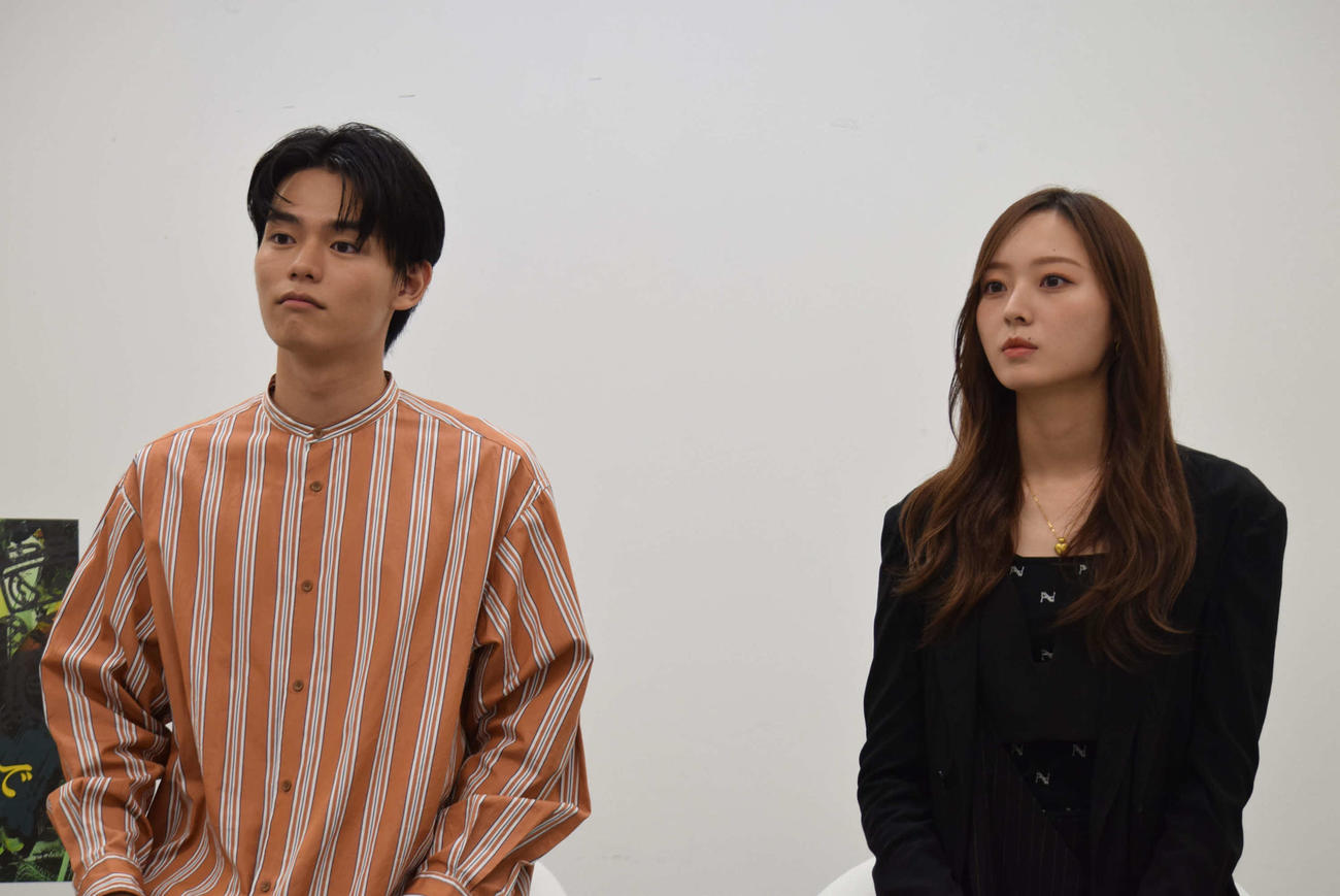 ドラマ「デスゲームで待ってる」で共演する日向亘（左）と乃木坂46梅澤美波（撮影・阪口孝志）
