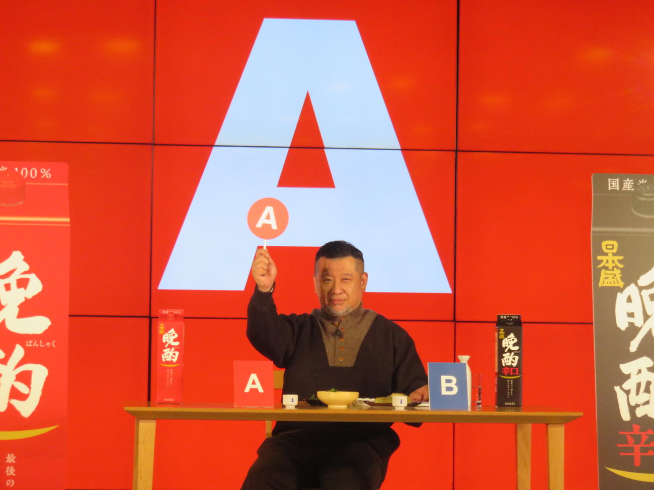 日本盛「至高の『晩酌』体験会」で、さすがの“利き舌”を披露したケンドーコバヤシ