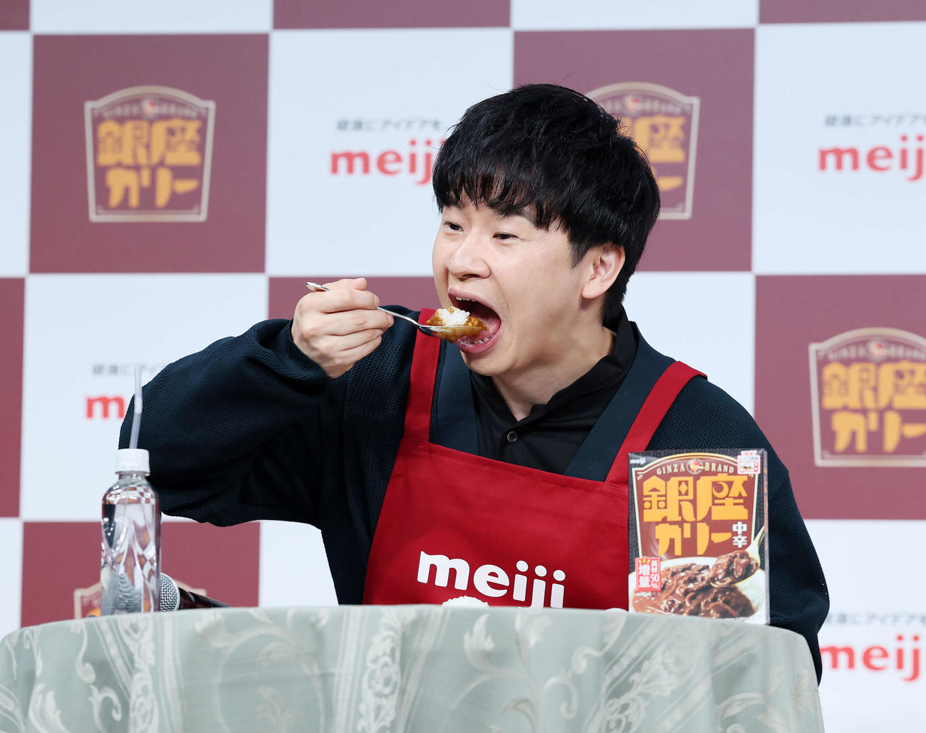 銀座カリーを食べるオードリー若林正恭（撮影・鈴木正人）