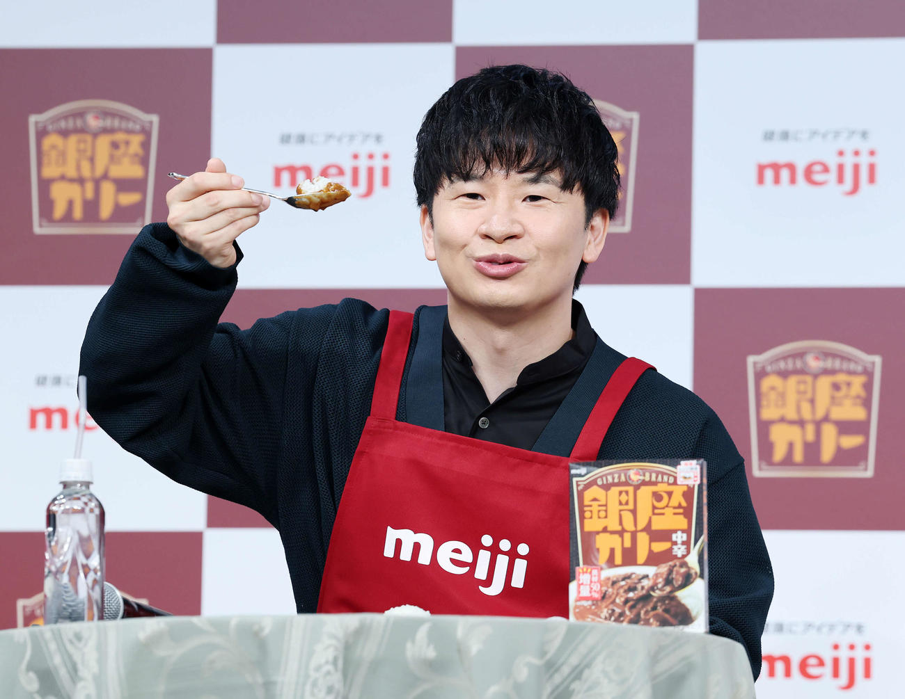 銀座カリーを食べるオードリー若林正恭（撮影・鈴木正人）