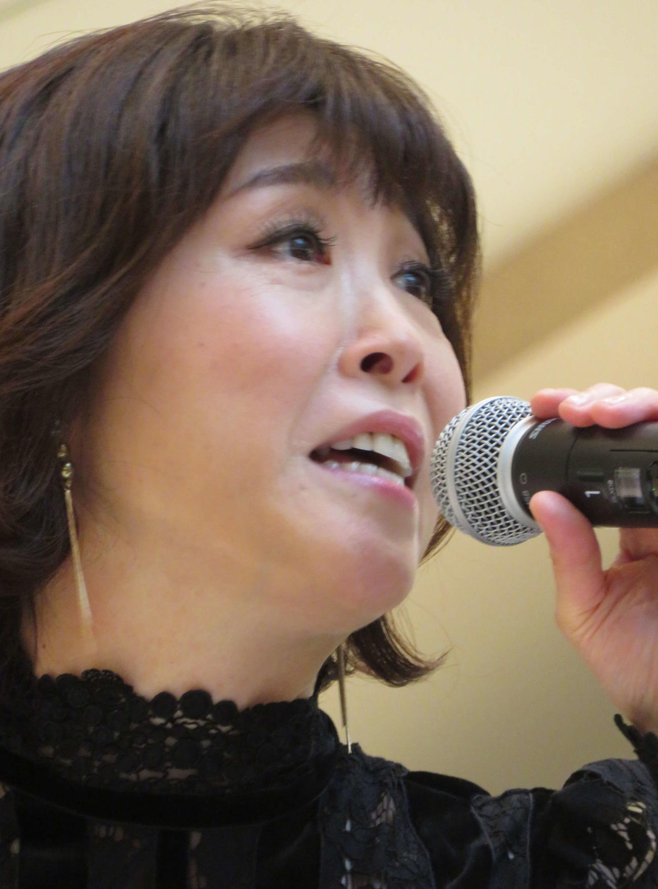 デュエット曲「モナムール・モナミ」の発売記念イベントを行った水森かおり