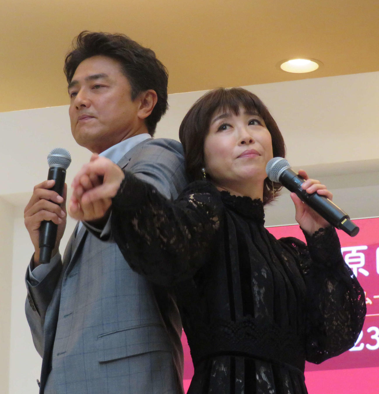 デュエット曲「モナムール・モナミ」の発売記念イベントを行った水森かおり（右）と原田龍二