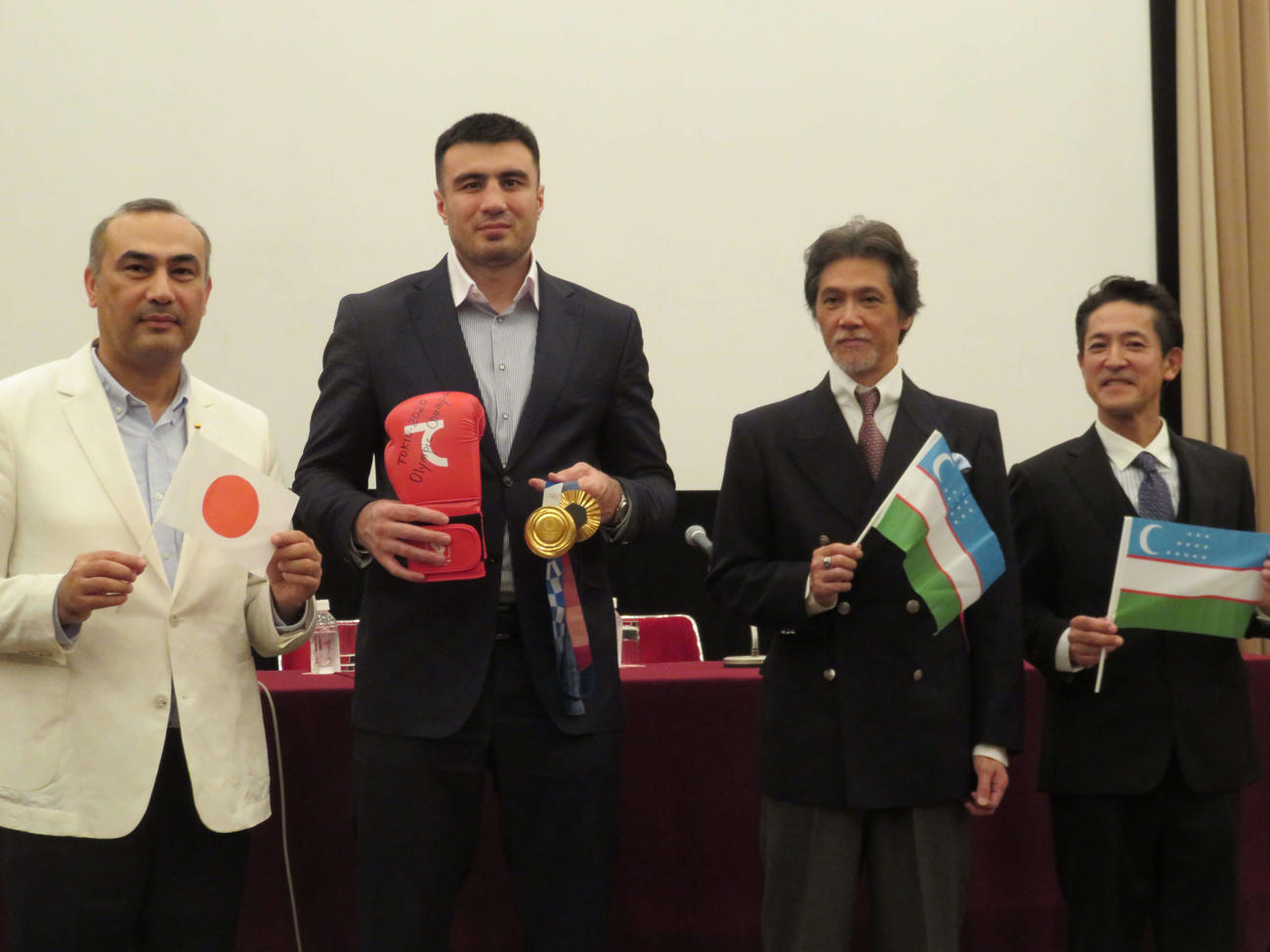 左からアククロム・イサコフ監督、バホディル・ジャロロフ、加藤雅也、山本修夢（日本記者クラブで）