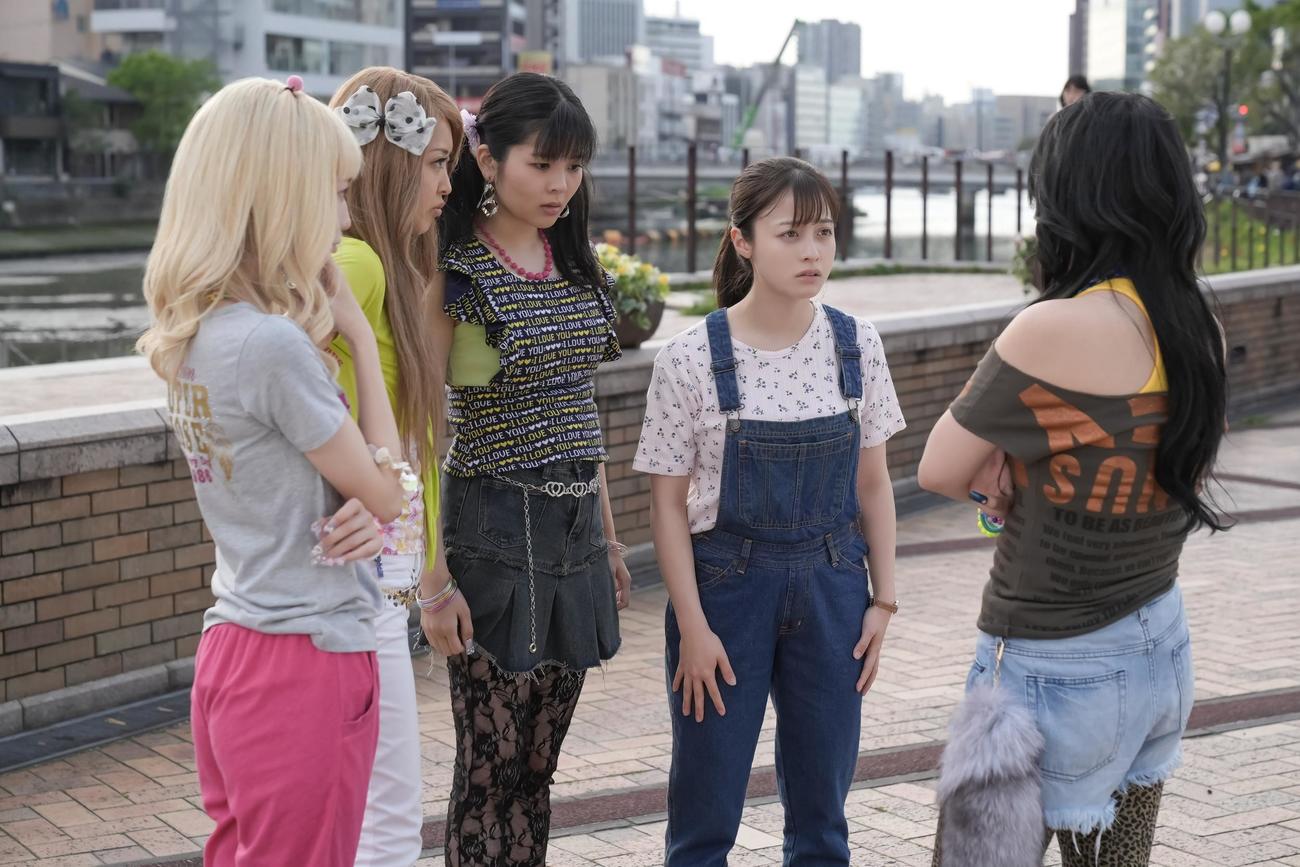 橋本環奈（左から4人目）演じるヒロイン結と、柚木理沙を演じる田村芽実（同3人目）ら