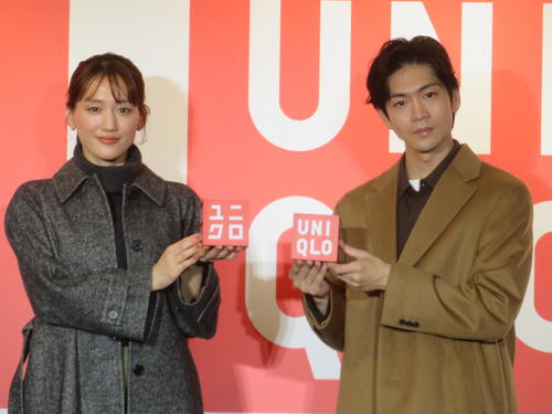 綾瀬はるか、ユニクロ新宿本店限定モデルのノースリーブニットでチラ見せ!?